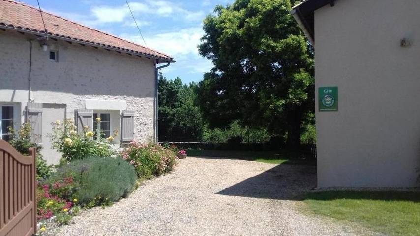 Location de vacances pour 6 personnes, avec jardin à Champagné-Saint-Hilaire