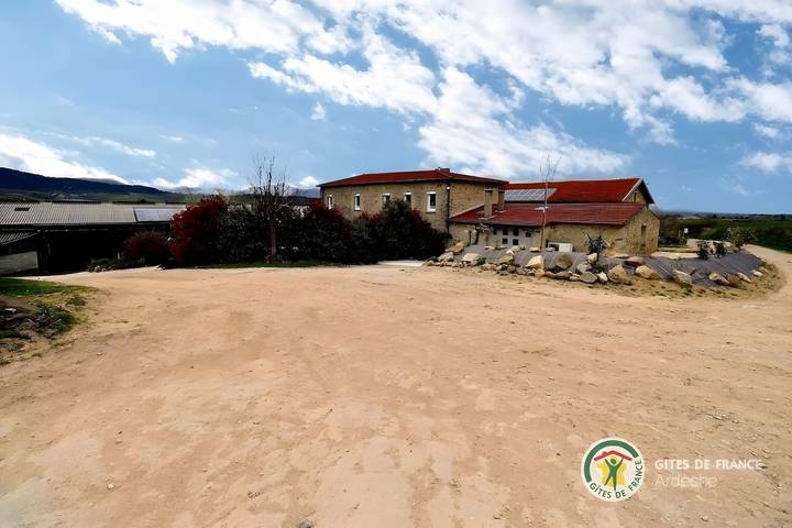 Cottage 'Gîte Le Lac Du Vert' with Lake View, Wi-Fi and Air Conditioning in Cheminas, Tournon-sur-Rhône region