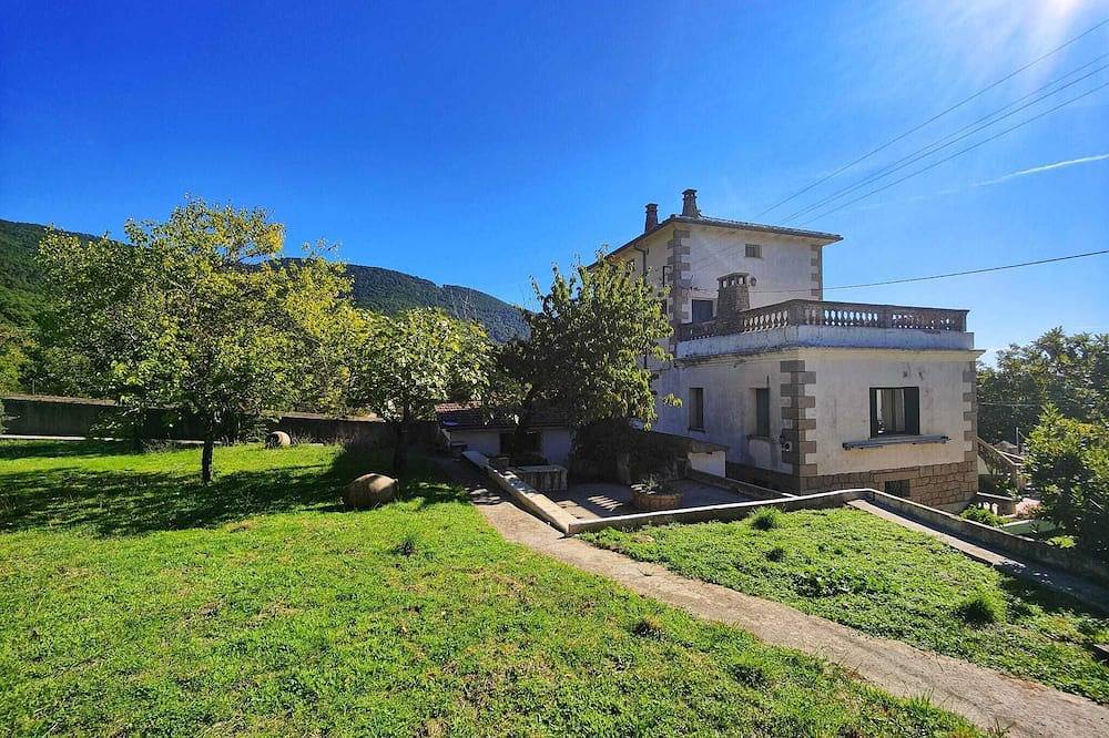 Holiday Home 'El Rozado' with Mountain Views, Private Terrace and Wi-Fi in Piedralaves, Ávila Region