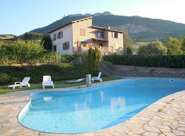 Location de vacances pour 5 personnes, avec piscine ainsi que vue et terrasse à Rivière-sur-Tarn - 2