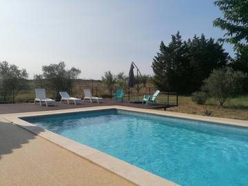 Location de vacances pour 6 personnes, avec terrasse et piscine à Jonquières-Saint-Vincent