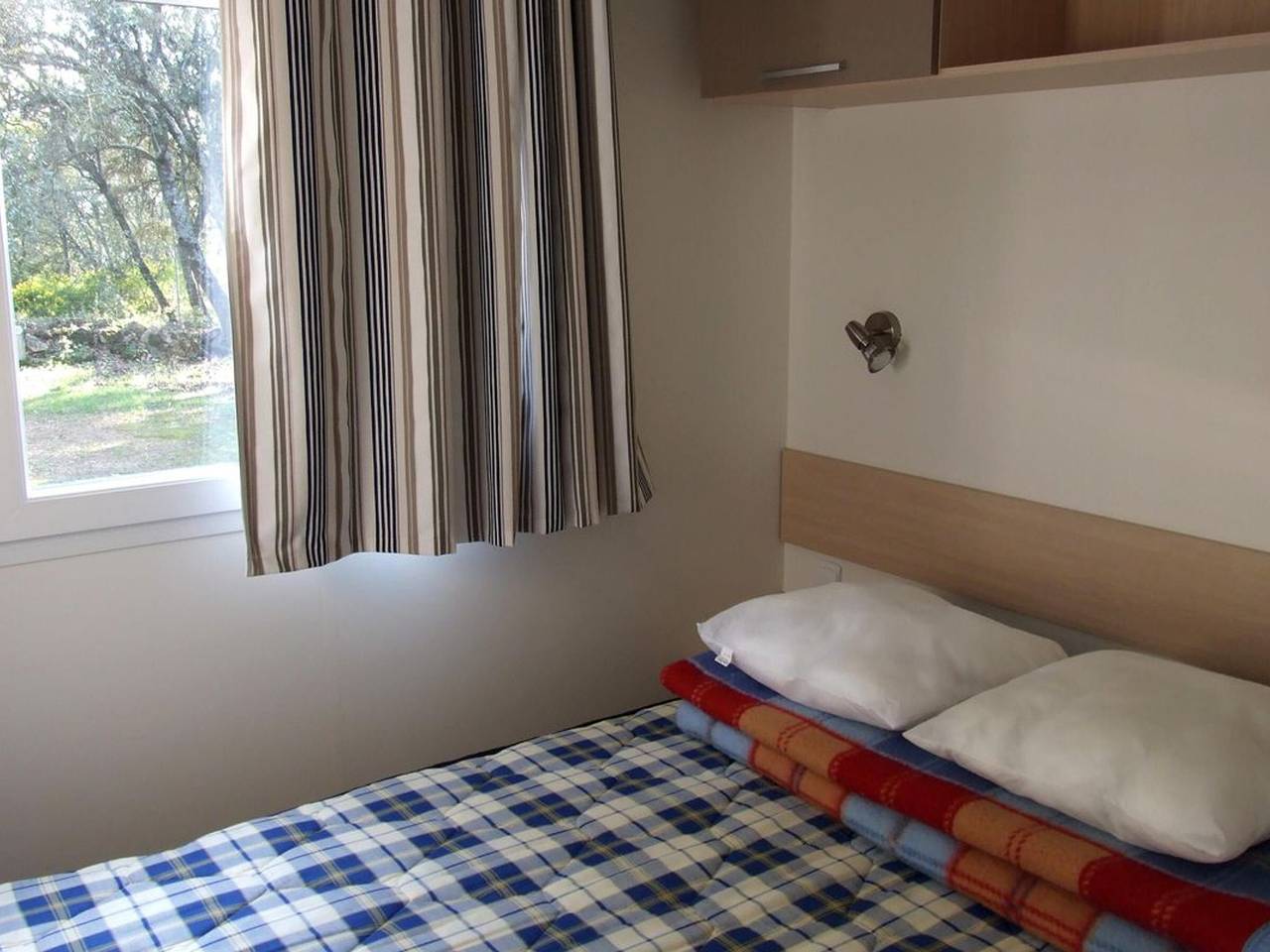 Cozy Mobile Home with Terrace, 2 Bedrooms in Junas, Nimes region