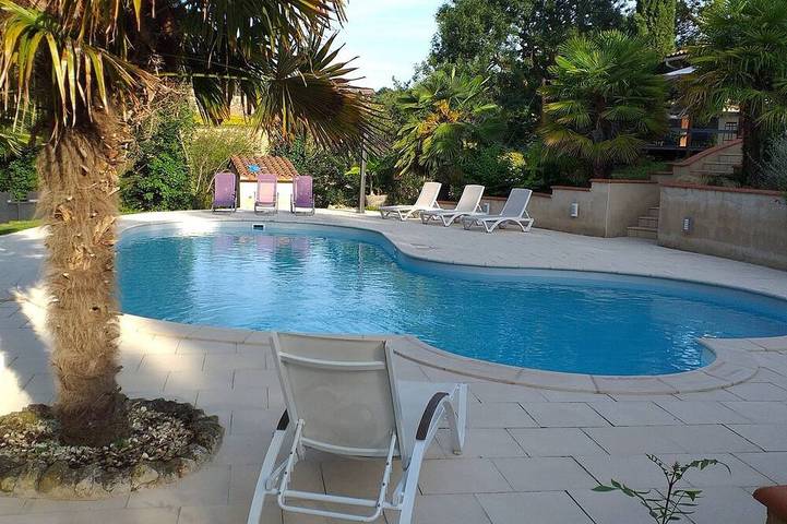 Gîte pour 4 personnes, avec terrasse ainsi que piscine et jardin à Cézan