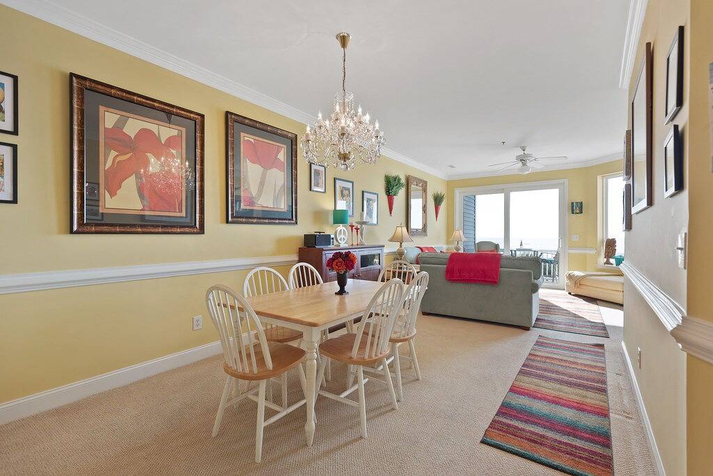 Ganze Wohnung, Seacoast 2 - Folly Happy - Ocean Views - 2 Blocks from Center Street in Folly Beach, Charleston County