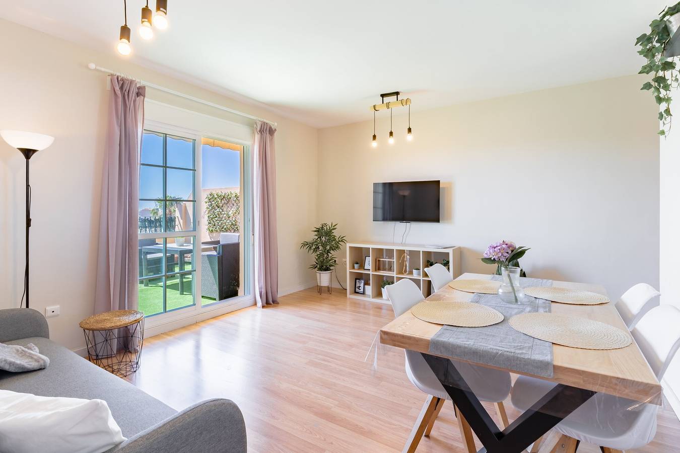 Entire apartment, Apartment 'Sea Views - 2 Bedrooms' with Shared Pool, Wi-Fi and Air Conditioning in Arroyo de La Miel, Benalmádena