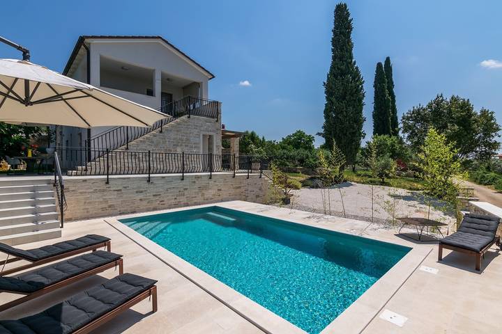 Ferienhaus für 8 Personen, mit Balkon/Terrasse und Garten sowie Pool in Bale