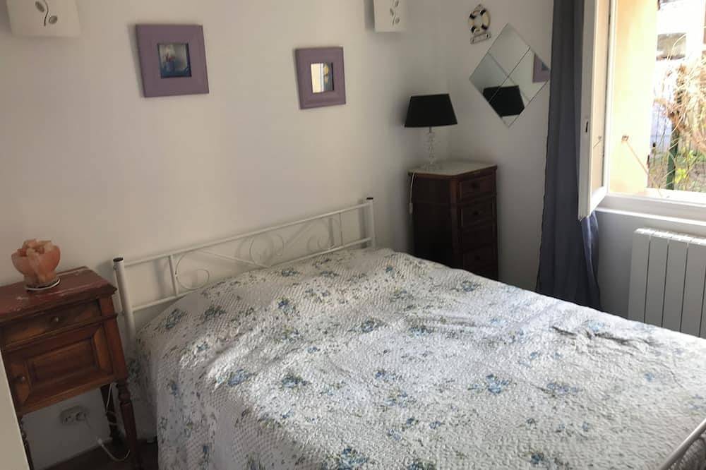 Quiet Mazet nestled in a private cul-de-sac south-facing terrace air-conditioned living room in Sarrians, Vaucluse