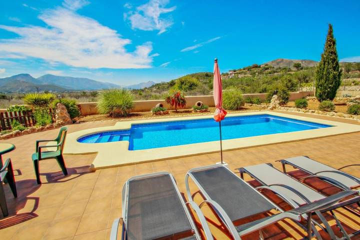 Location de vacances pour 6 personnes, avec piscine ainsi que vue et jardin à Llíber