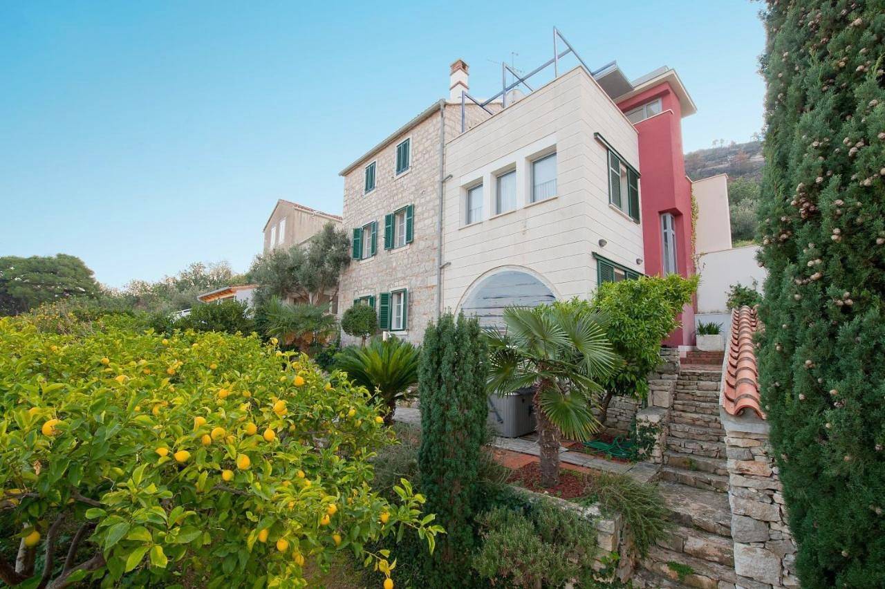 Three-Bedroom Villa with Sea View in Vis Stadt, Vis (Dalmatien)