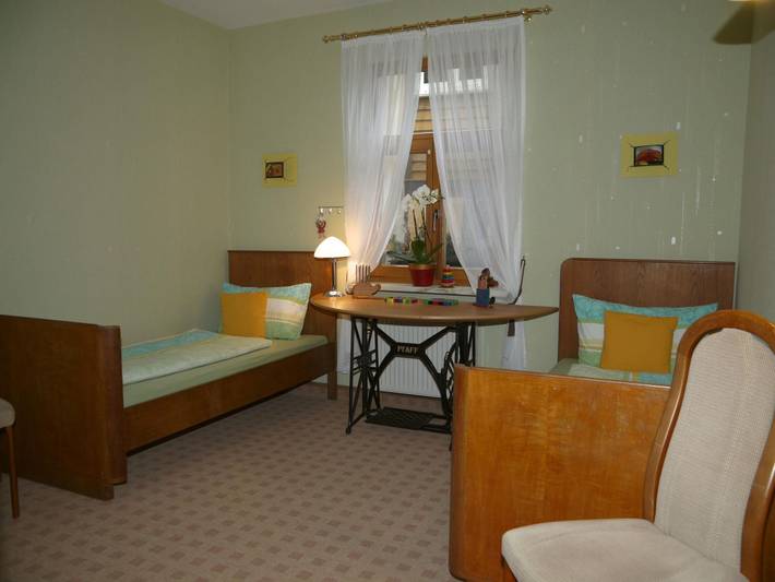 Ganze Wohnung, Große Ferienwohnung mit privater Terrasse in Bad Blankenburg, Saaleland
