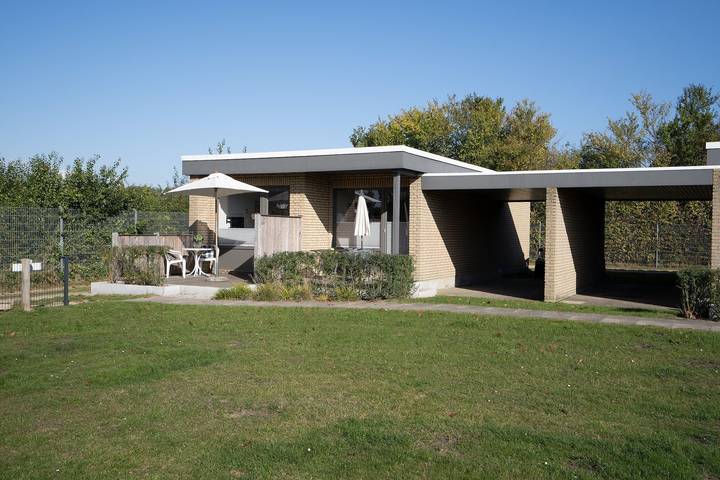 Ferienhaus für 2 Personen, mit Terrasse und Garten in Lensterstrand