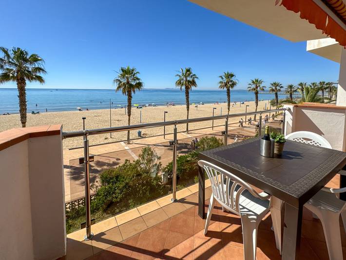 Entire apartment, Holiday apartment for 6 people with terrace in Platja de Sant Margarida (Roses), Roses