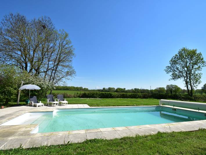 Schönes authentisches Ferienhaus mit Pool in Chantenay-Saint-Imbert, Nièvre