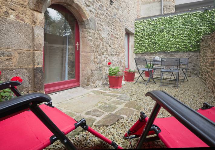 Ganze Wohnung, „Douar Armor“ mit Terrasse im Innenhof in Dinan, Dinan und Umgebung