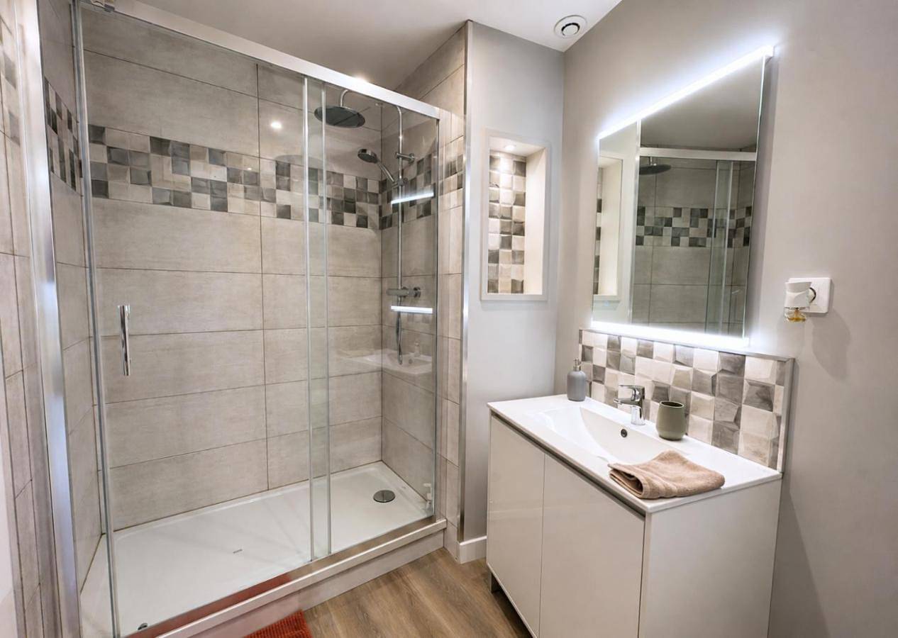 Appartement entier, Escapade Tropicale - Cuisine équipée, terrasse privée in Bourbourg, Région de Dunkerque