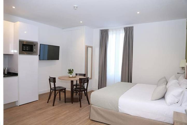 Appartement entier, Studio extérieur avec balcon pour 2 personnes in Centro (Madrid), Madrid