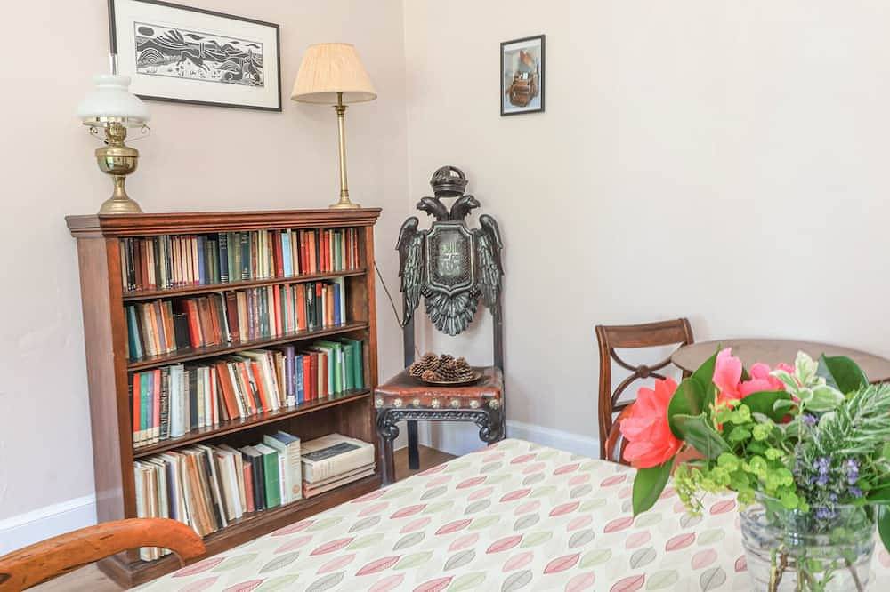 The Old Vicarage, pet friendly, character holiday cottage in Tiverton in Tiverton, Devon