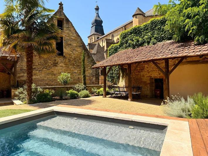 Location de vacances pour 7 personnes, avec jardin ainsi que piscine et vue, adapté aux familles dans Rue Typique De Sarlat Sarlat La Caneda