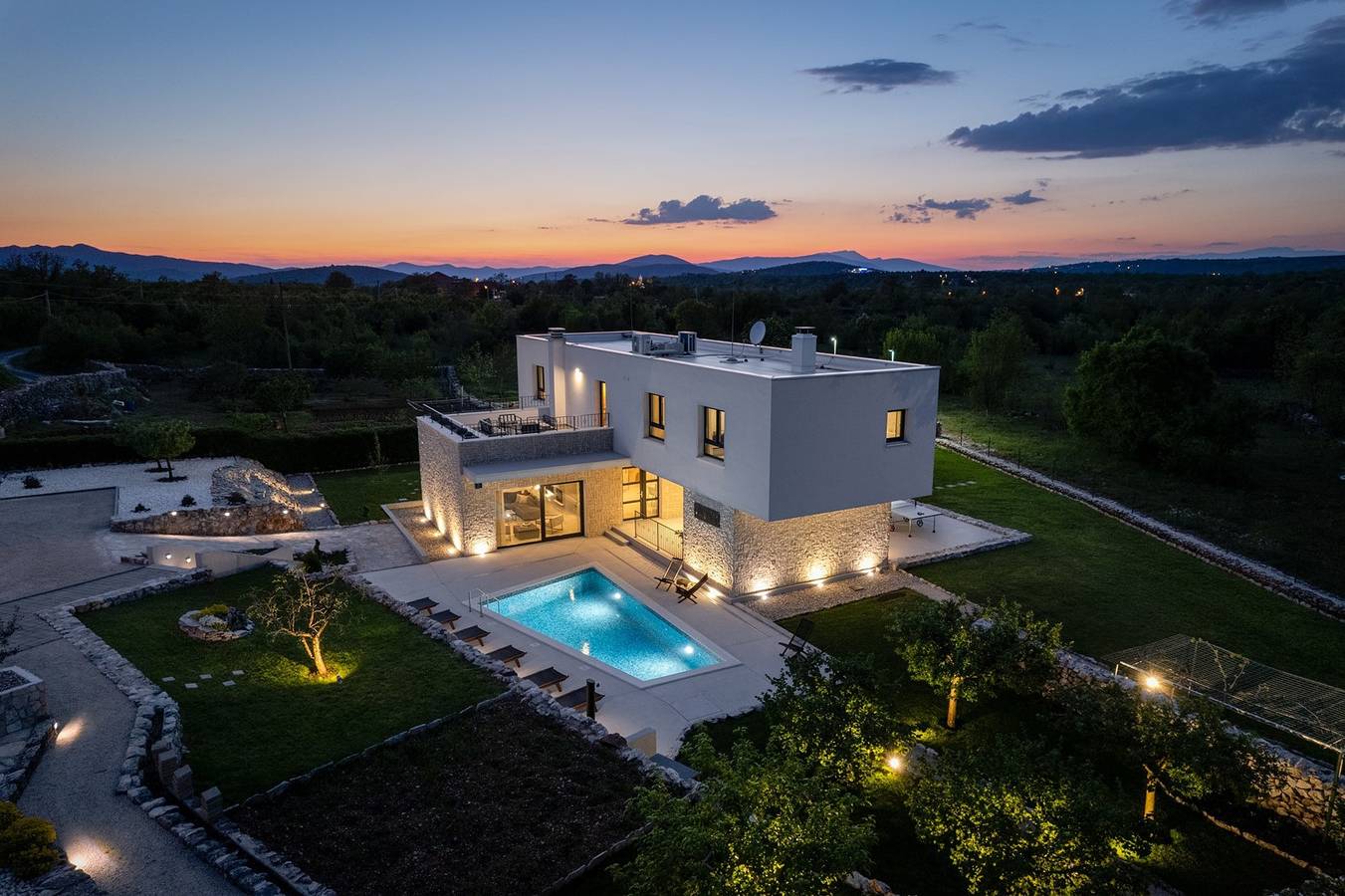 Moderne Villa M30 - privater beheizter Pool,3 Schlafzimmern mit Bad, absolute Privatsphäre in Dalmatinisches Zagora