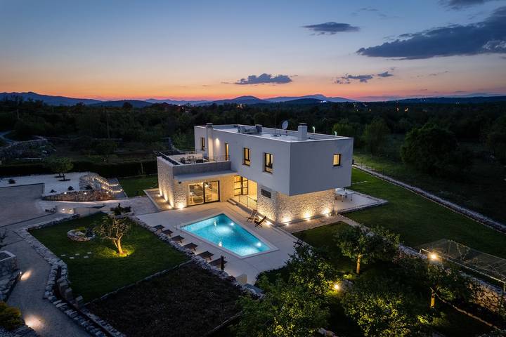 Moderne Villa M30 - privater beheizter Pool,3 Schlafzimmern mit Bad, absolute Privatsphäre in Dalmatinisches Zagora