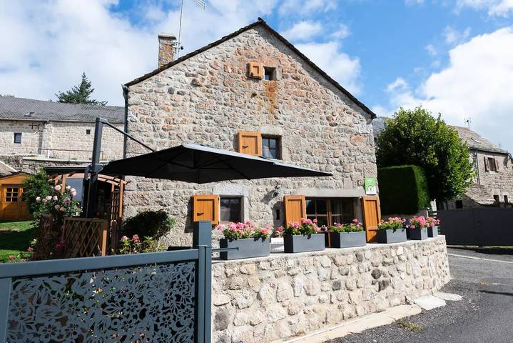 Location de vacances pour 7 personnes, avec jacuzzi ainsi que piscine et terrasse, animaux acceptés dans L'Aubrac