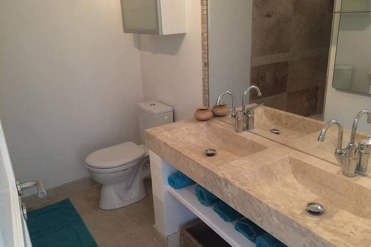 Gîte pour 2 personnes, avec terrasse et piscine ainsi que jardin et jacuzzi à Tarascon - 4