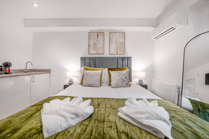 Vacation rental for 3 people, kid friendly in Knightsbridge