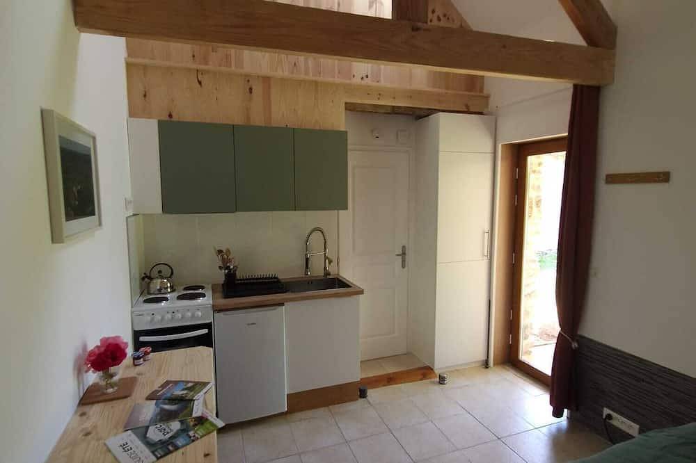 Entire apartment, Gîte/Studio sleeps 2 with enclosed garden (pets welcome) and large shower. in Loubressac, Massif Central