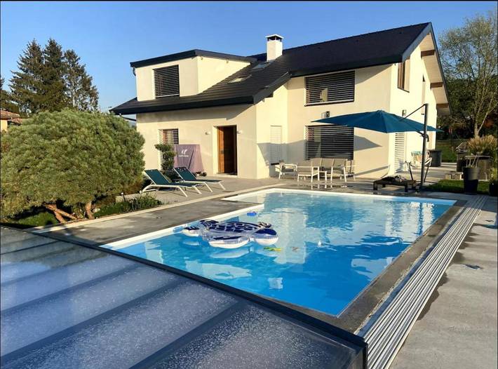 Location de vacances pour 8 personnes, avec Terrasse et Jardin ainsi que Piscine et Vue sur le lac dans Plage Du Redon