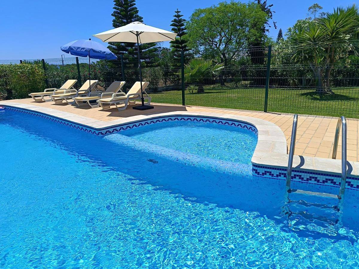 Casa das Oliveiras - piscina privada, jardim, perto da praia in Moncarapacho, Ria Formosa