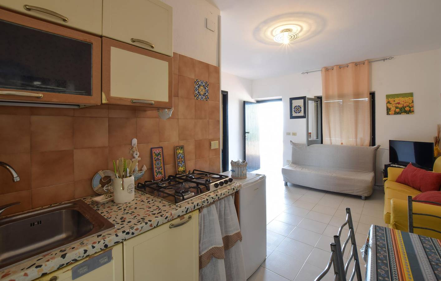 Ganze Ferienwohnung, Appartement am Strand mit Parkplatz, Kabel-TV und Doppelbett in Marina di Bordila, Vibo Valentia Provinz