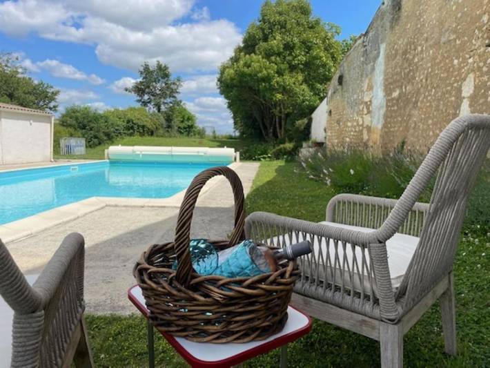 Location de vacances pour 2 personnes, avec Terrasse ainsi que Jardin et Piscine à Saint-Palais-de-Phiolin