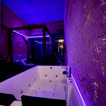Gîte pour 2 personnes, avec terrasse et jacuzzi, animaux acceptés à Morbier