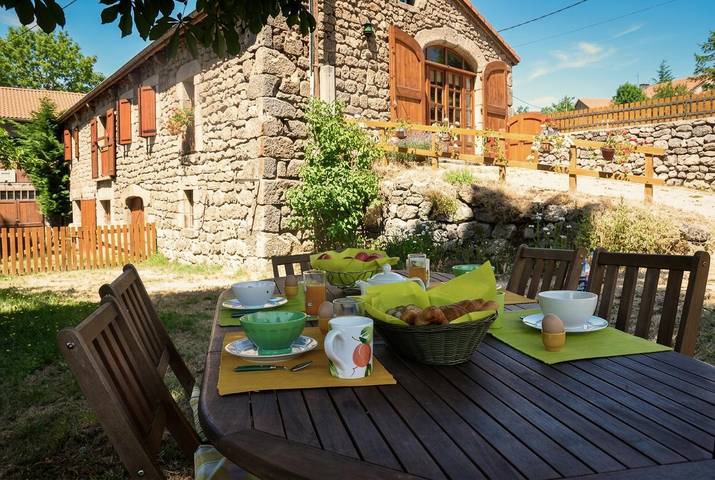 Gîte pour 6 personnes, avec Terrasse ainsi que Jardin et Vue dans Saint-Symphorien (Lozère)