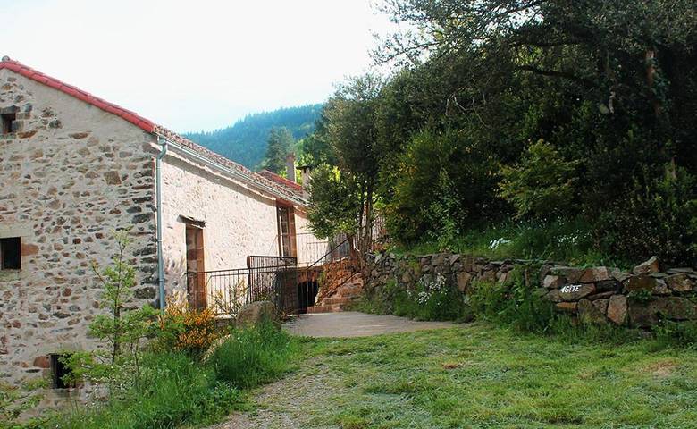 Hôtel pour 14 personnes, avec Terrasse ainsi que Jardin et Vue à Ceilhes-et-Rocozels