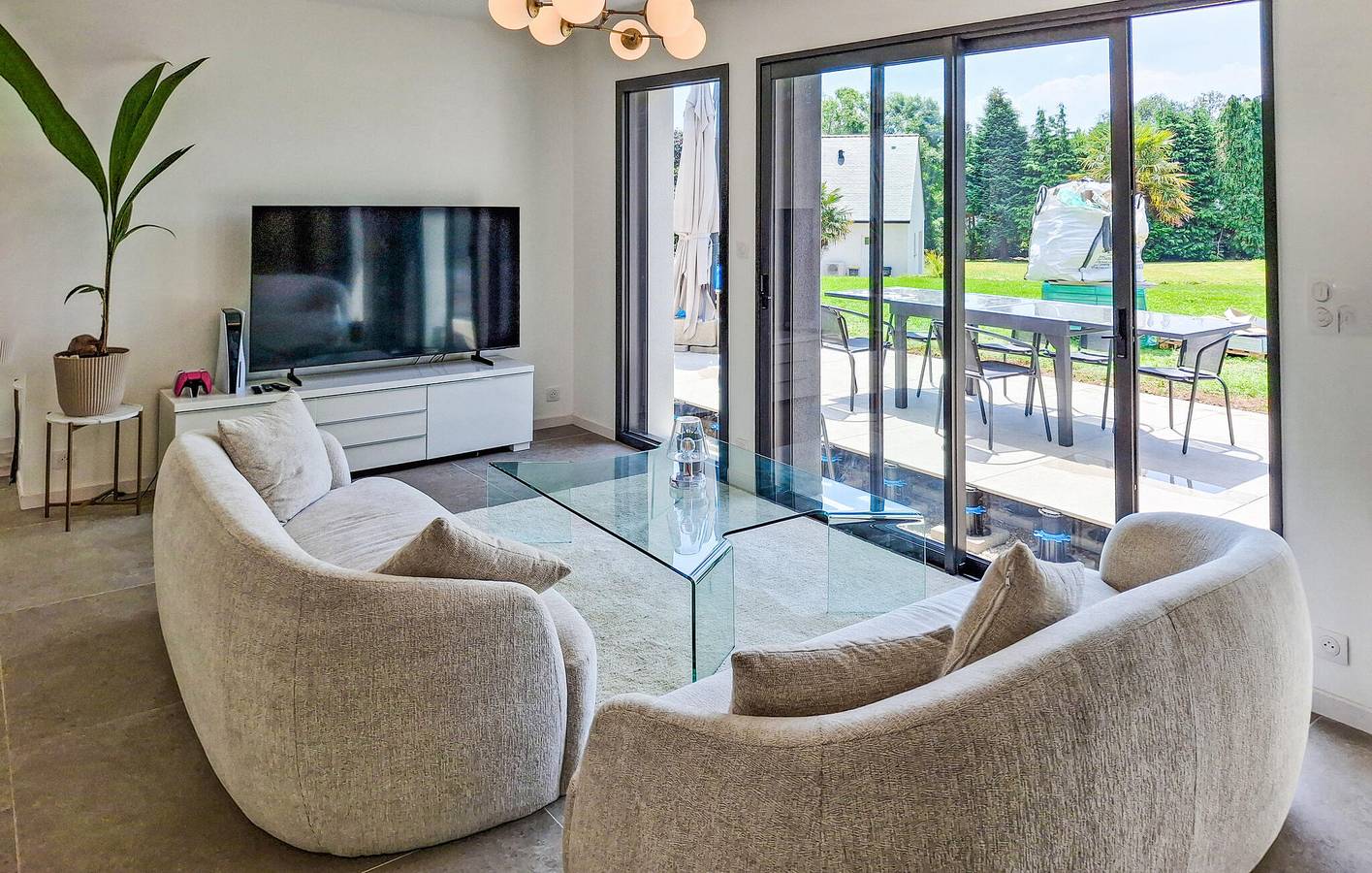 Gemütliches Apartment mit Pool, Garten & WiFi - 2km von der Küste und dem Stadtzentrum entfernt! in La Forêt-Fouesnant, Côte de Cornouaille