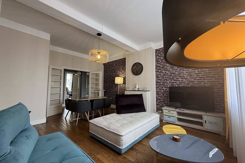 Ganze Wohnung, Apartment-Übergroß-Ensuite mit Bad-Blick auf das Wahrzeichen in Bourges, Bourges und Umgebung