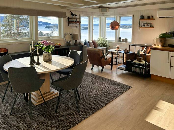 Hütte am Tyrifjorden mit Badestamp und Kajaks in Hole, Tyrifjorden