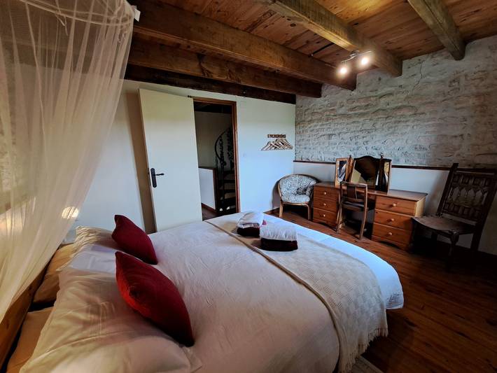Gîte pour 6 personnes, avec piscine et jacuzzi, adapté aux familles à Saint-Pierre-de-Juillers - 3