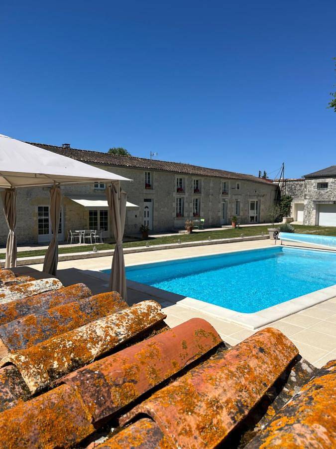 Location de vacances pour 2 personnes, avec Terrasse et Jardin ainsi que Piscine et Vue à Saint-Palais-du-Né