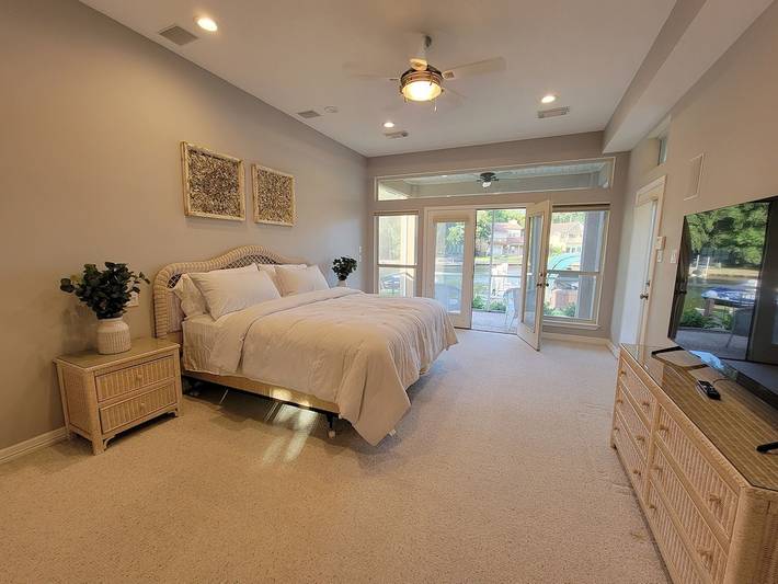 Vacation rental for 14 people, with pool and yard in Lake Conroe