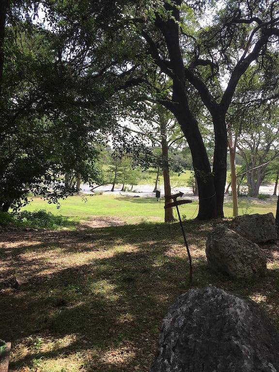 Schöne Aussicht auf den Frio Fluss von Ihrer Veranda. in Concan, Uvalde County
