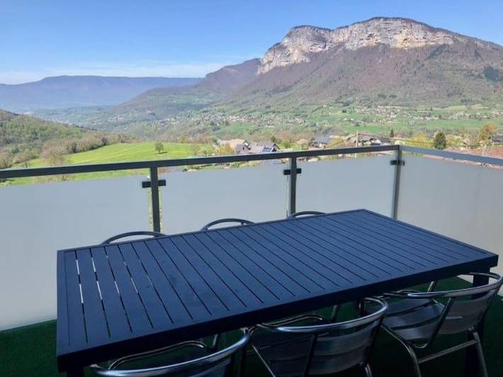Gîte pour 6 personnes, avec terrasse et vue à Puygros