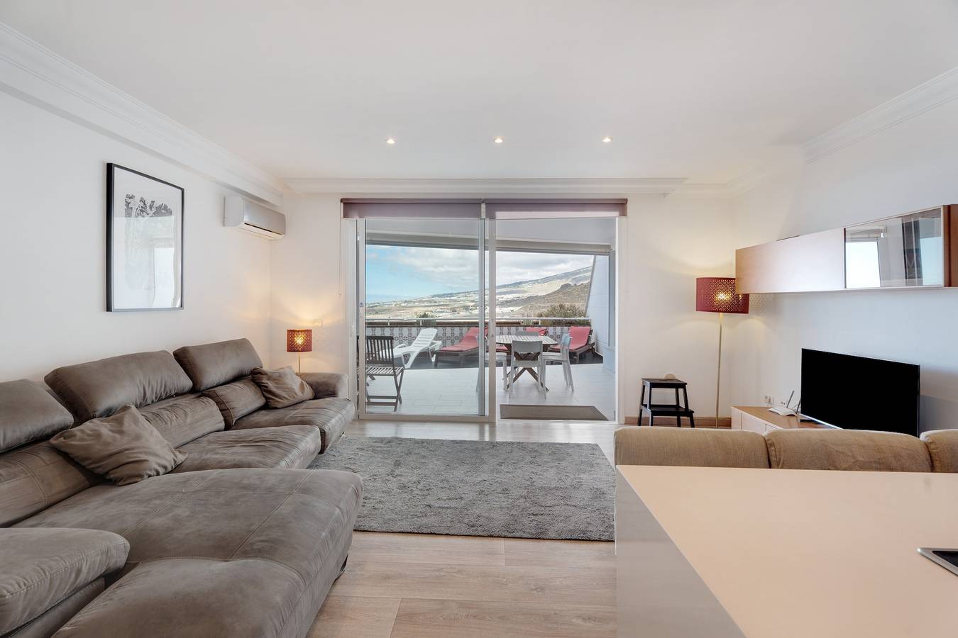 Entire apartment, Holiday Apartment '3 Bedrooms Heated Pool' with Sea View, Private Terrace and Wi-Fi in Adeje, South Tenerife