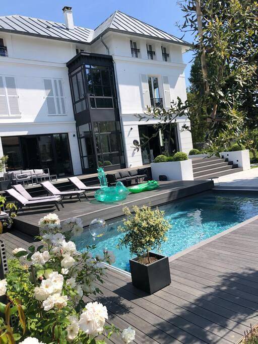 Location de vacances pour 10 personnes, avec Terrasse ainsi que Jardin et Piscine à Nanterre