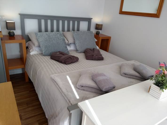 Ailsa Lodge with Hot Tub, Stunning Location in Ayrshire