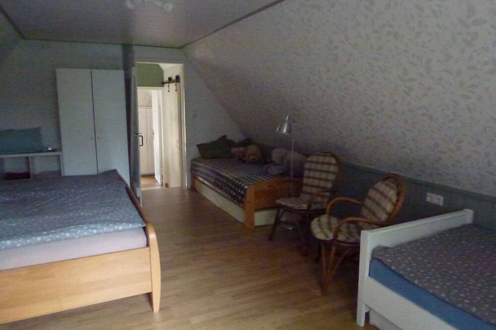 Ferienhaus auf großem, eingezäunten Grundstück, Badesee,, Alleinlage in Westerstede, Ammerland