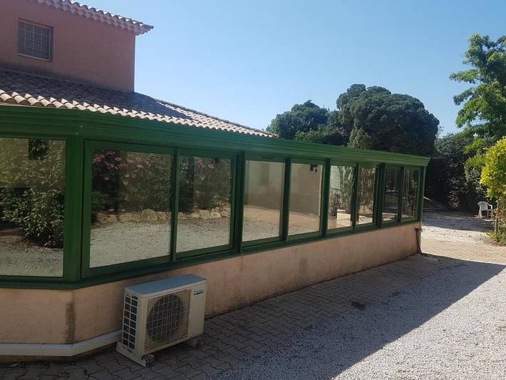 Location de vacances pour 7 personnes, avec vue et piscine ainsi que jardin et terrasse, animaux acceptés à Alignan-du-Vent