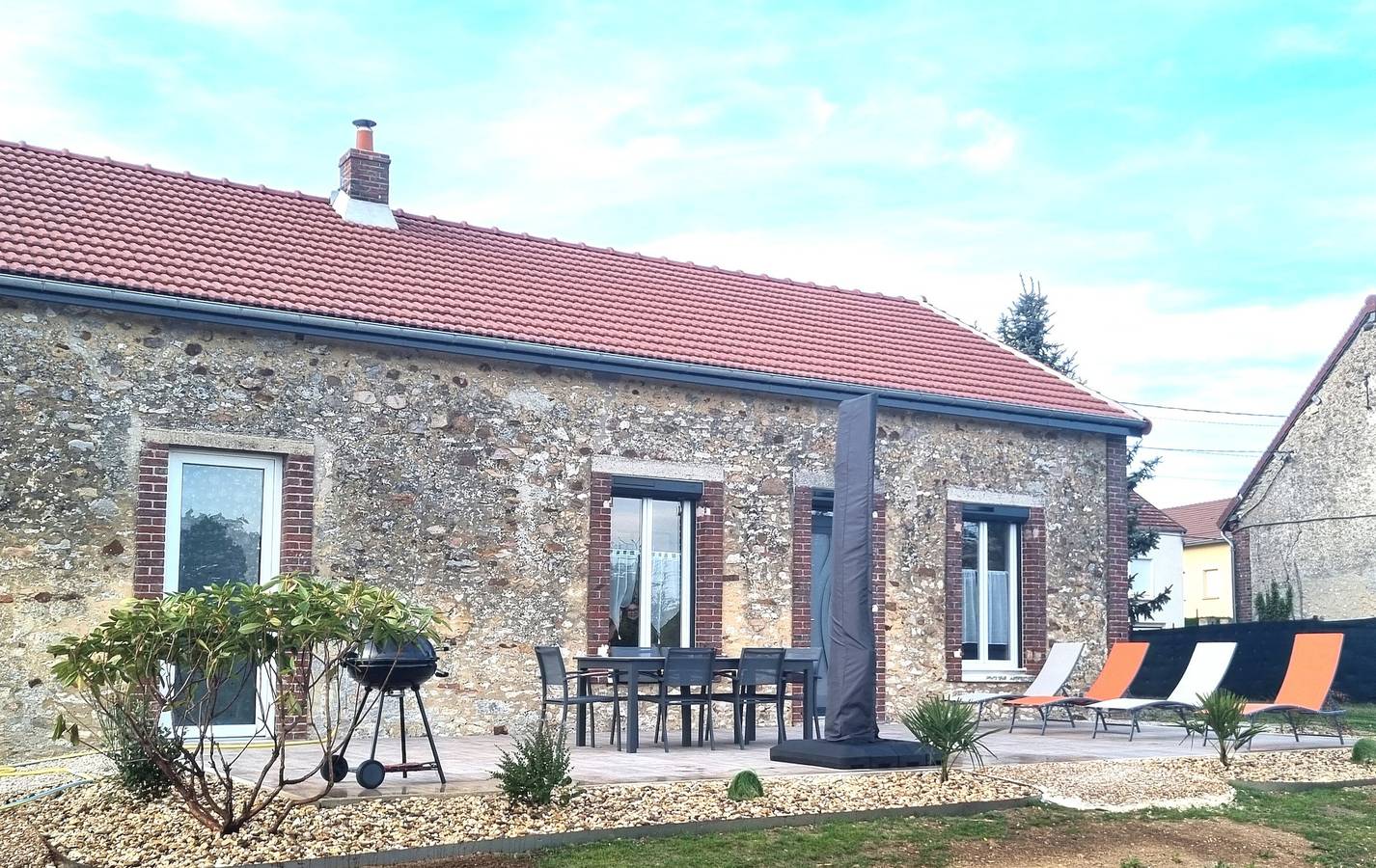Casa de campo independiente 'Aux Hirondelles' con terraza privada, jardín y Wi-Fi in Montceaux-lès-Provins, Sena y Marne