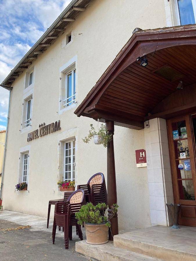 Hotel Central in Chaunay, Vienne (France)